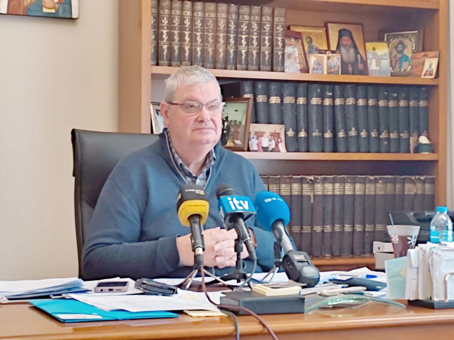 Η εθελούσια αποχή από τα καθήκοντά του θα λειτουργούσε υπέρ του Αλ. Καχριμάνη!