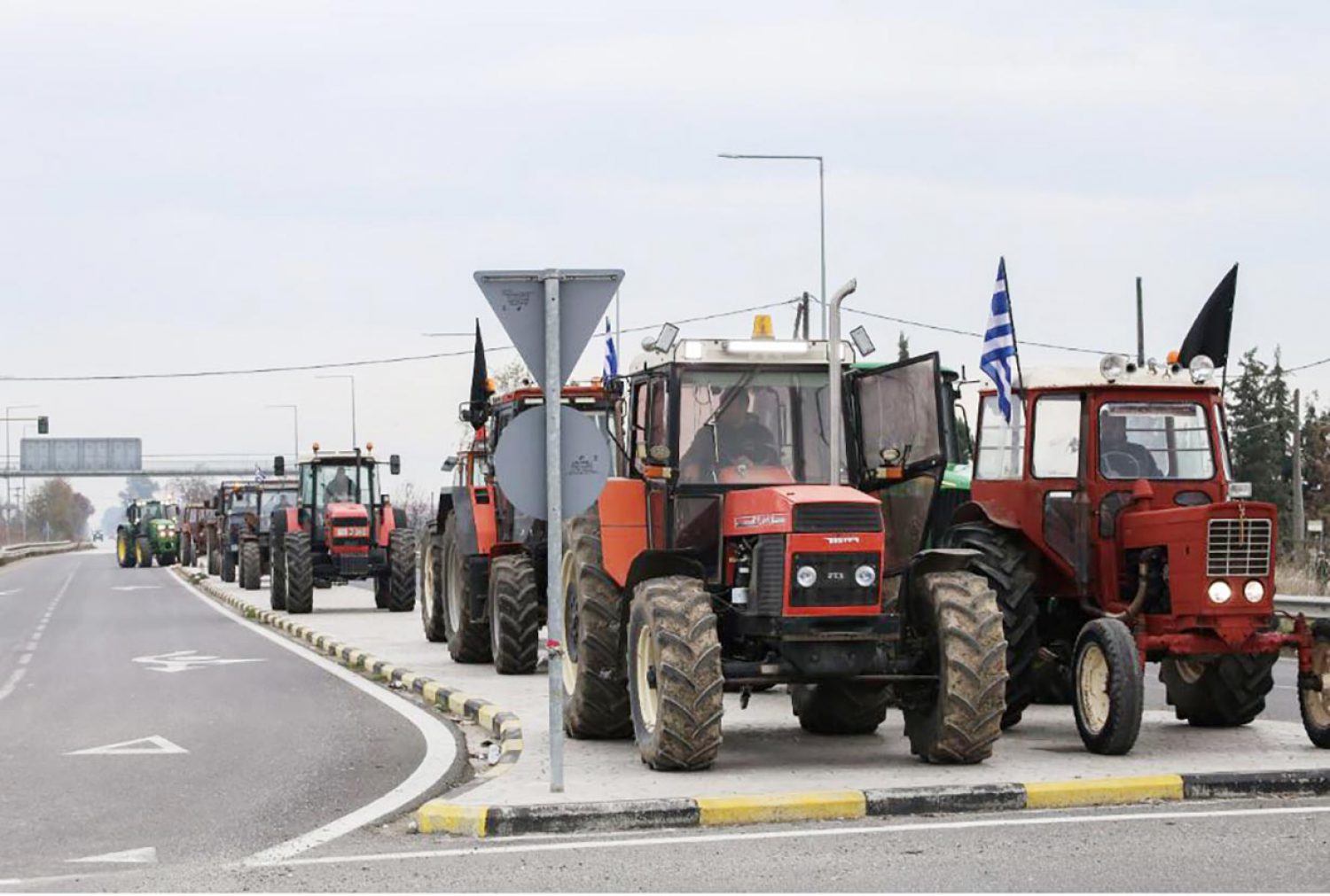 ΑΥΞΑΝΟΝΤΑΙ ΤΑ ΜΠΛΟΚΑ ΑΓΡΟΤΩΝ!