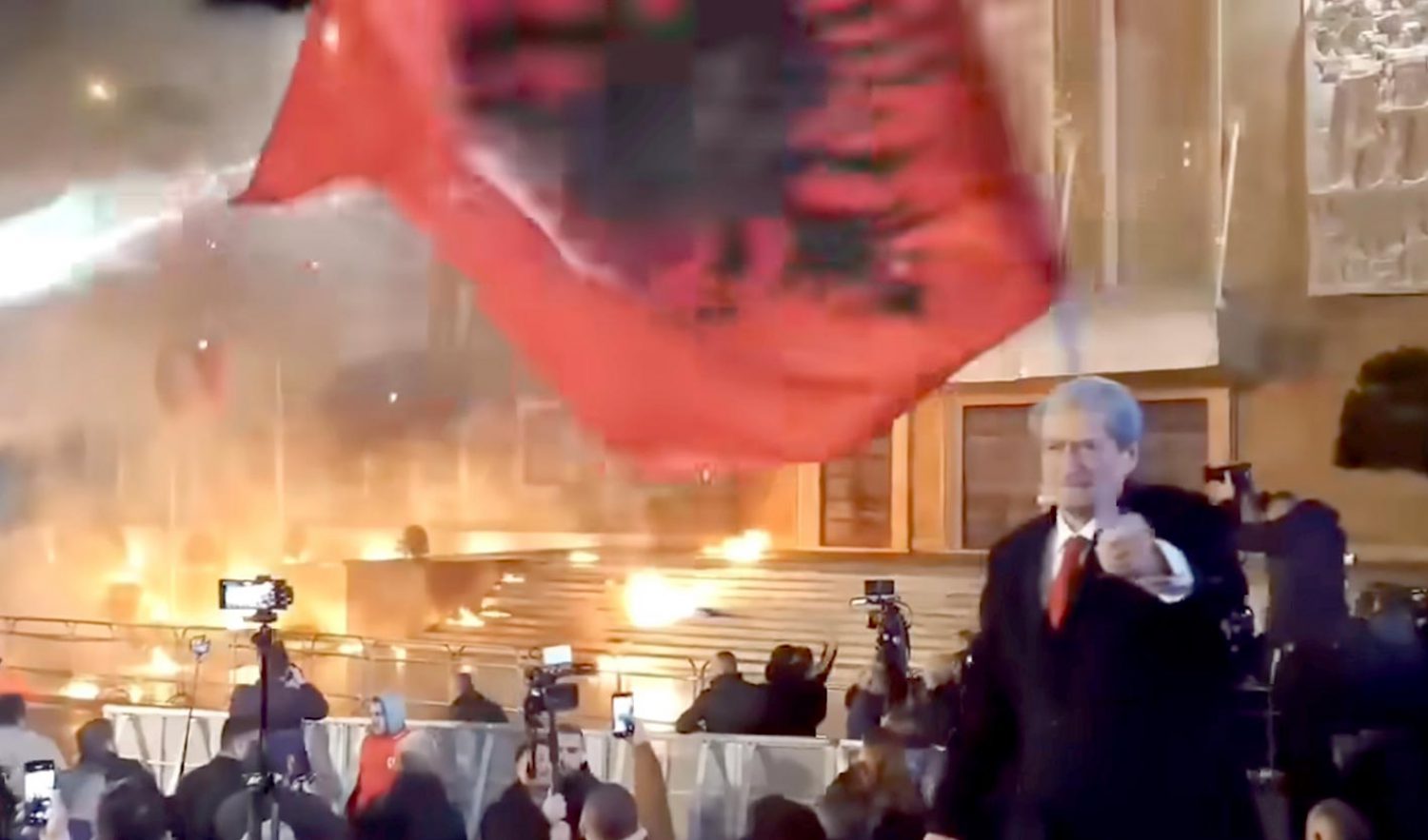 Στο «κόκκινο» το πολιτικό θερμόμετρο στην Αλβανία!
