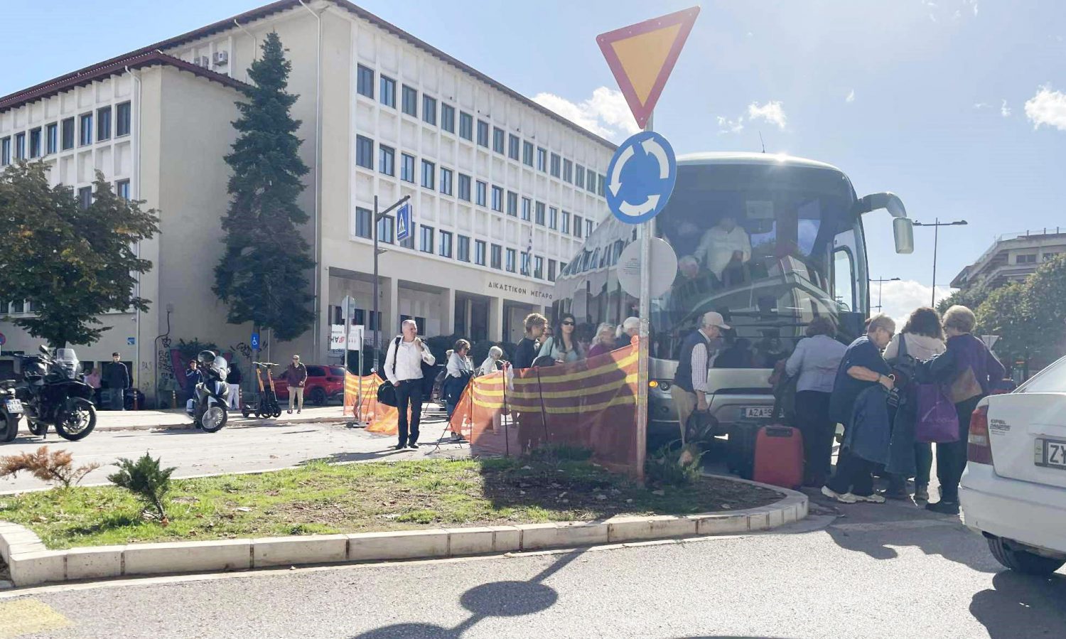 Επείγει το άνοιγμα της καθόδου μπροστά από την Περιφέρεια!
