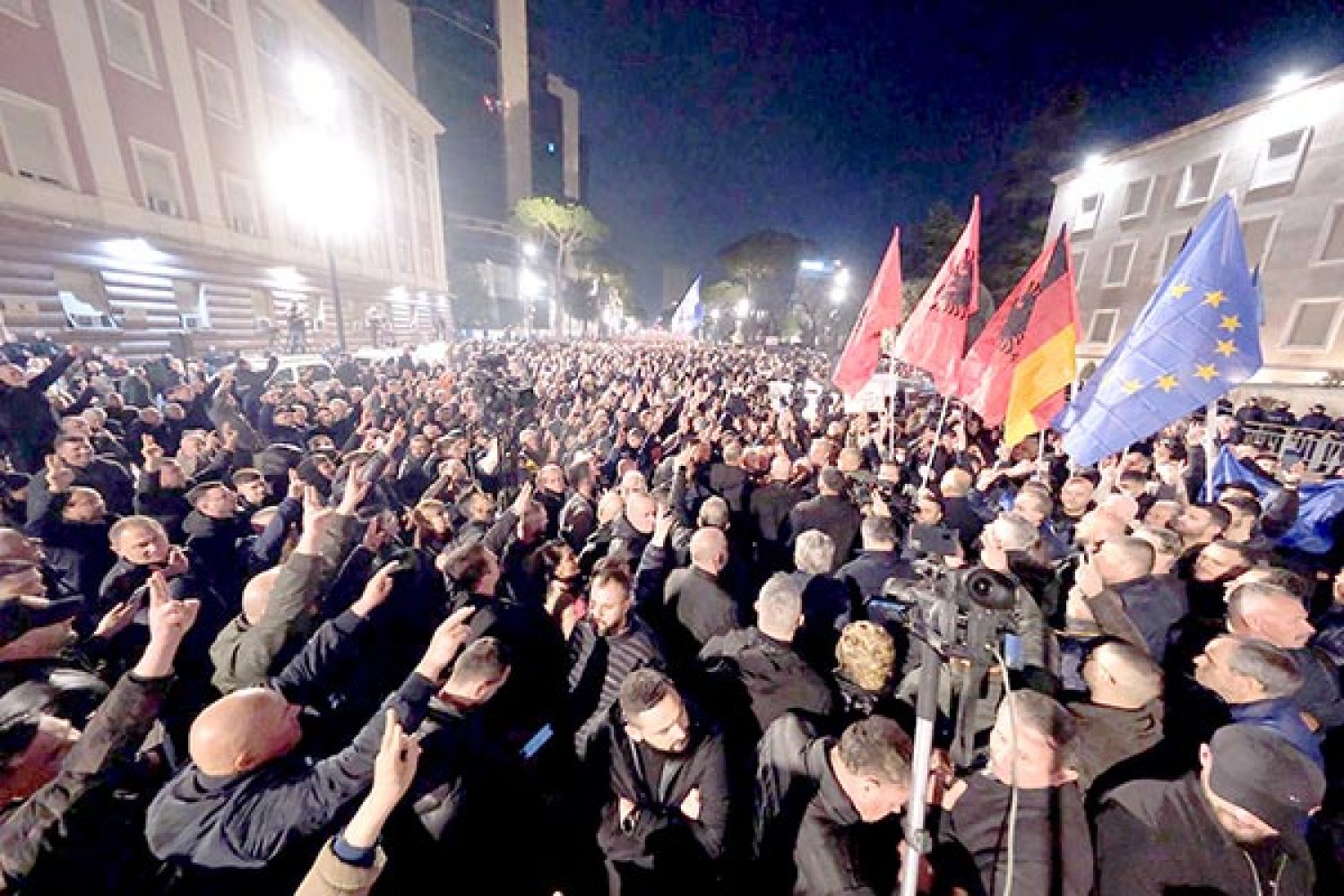 ΕΚΡΥΘΜΗ Η ΚΑΤΑΣΤΑΣΗ ΣΤΗΝ ΑΛΒΑΝΙΑ!