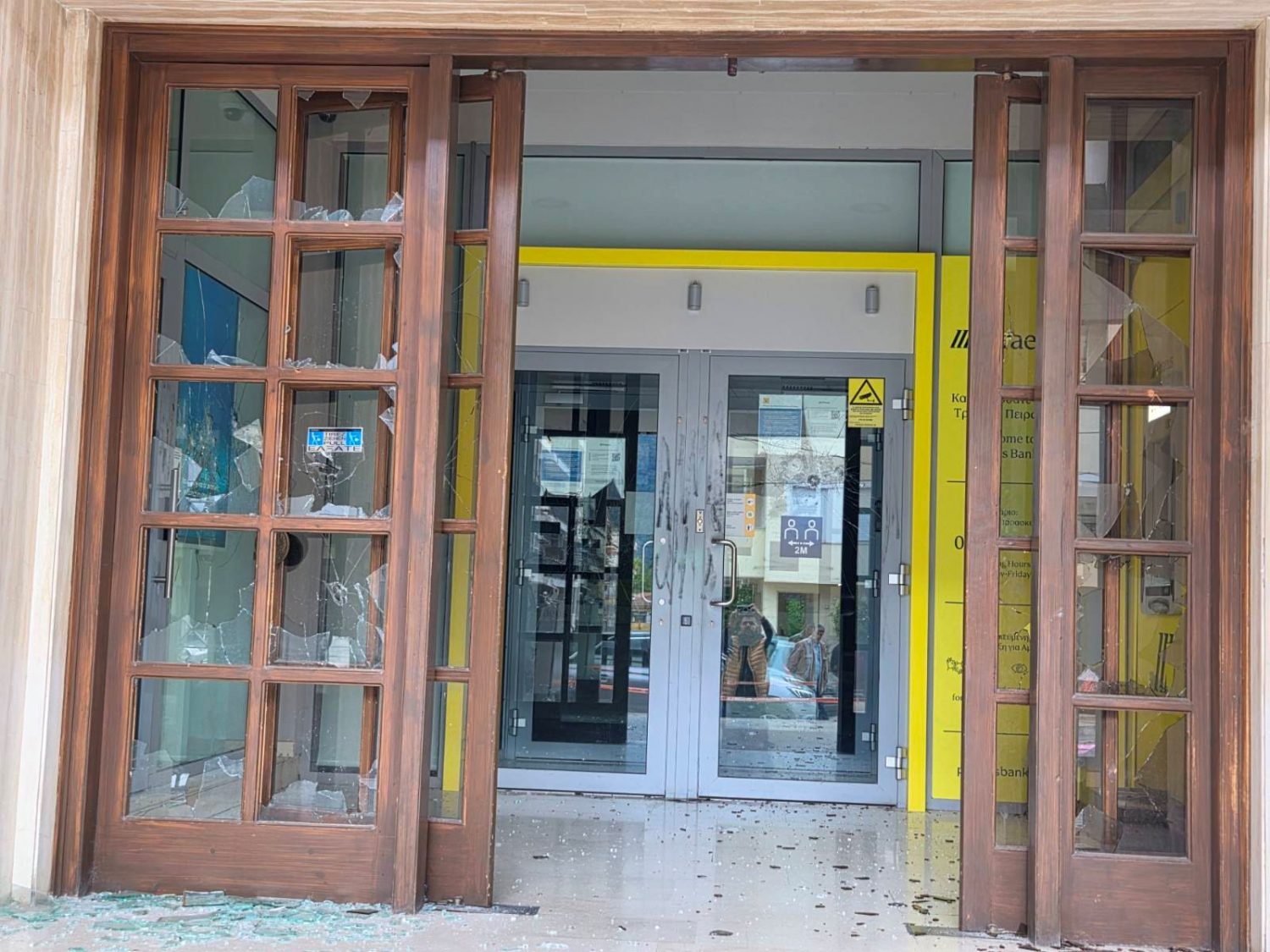 Επίθεση με βαριοπούλες σε κατάστημα της Τράπεζας Πειραιώς!