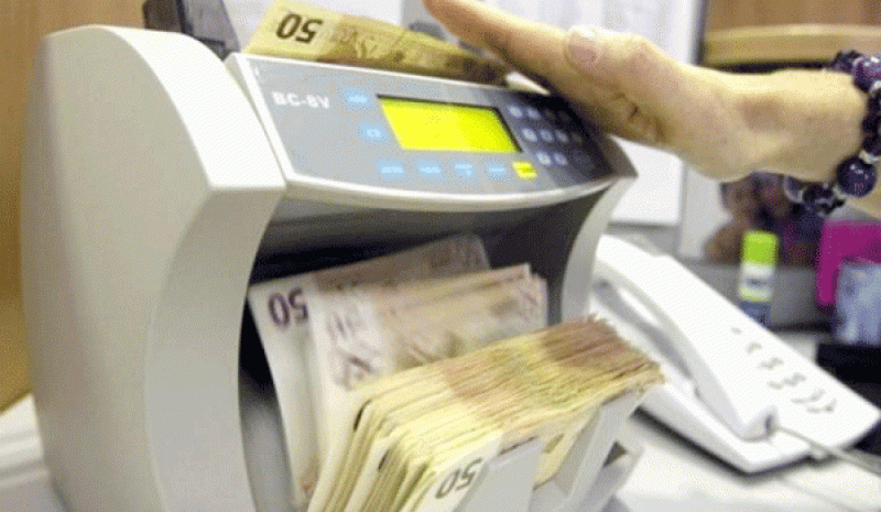 600 εκατ. έκαναν φτερά χθες από τις τράπεζες