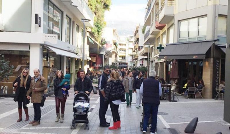 Με λίγα ψώνια και πολλούς... καφέδες το Κυριακάτικο άνοιγμα της αγοράς 
