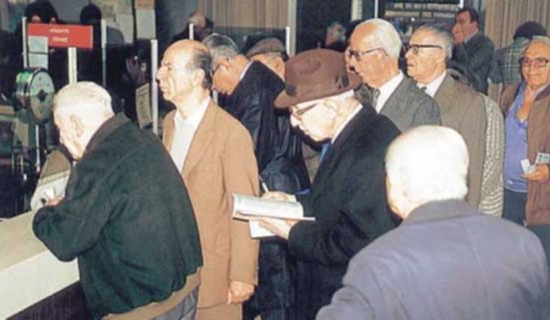 ΟΙ ΣΥΝΤΑΞΕΙΣ ΖΟΥΝ ΤΑ ΜΙΣΑ ΝΟΙΚΟΚΥΡΙΑ!
