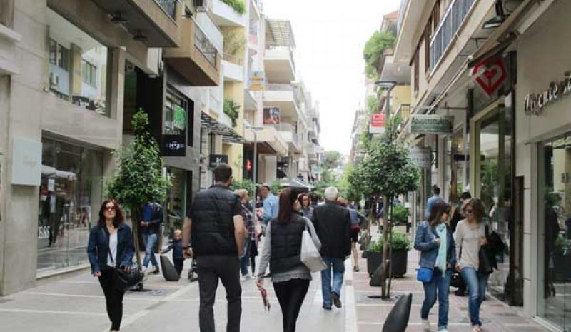 Kαι ανοιχτά καταστήματα... και πολύς κόσμος στην αγορά!