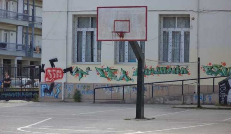 ΒΑΝΔΑΛΟΙ…ΖΩΓΡΑΦΙΖΟΥΝ ΤΑ ΓΙΑΝΝΕΝΑ!