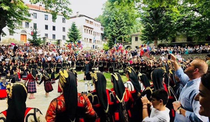 Με άλογα η περιφορά χθες της  Αγ. Παρασκευής στο Μέτσοβο!