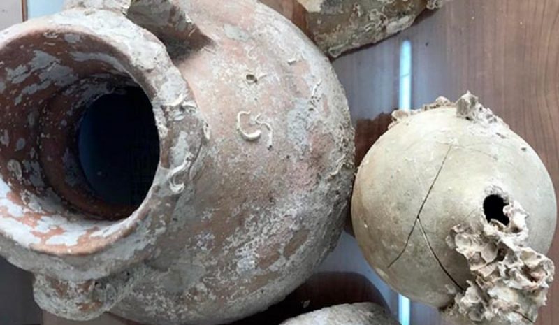 Έκρυβε στο σπίτι του αμφορείς και  αγγεία του 3ου και του 4ου αιώνα π.Χ.