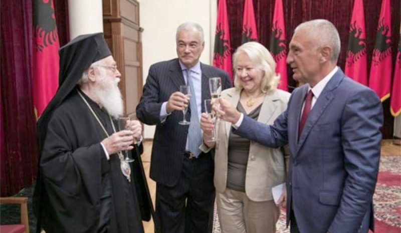  Δεν… άρεσε στους Αλβανοτσάμηδες  η βράβευση της Ελληνίδας πρέσβεως  
