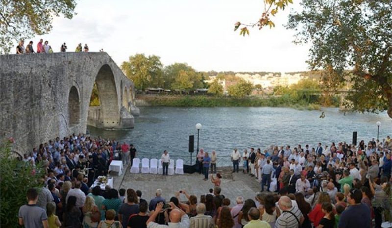 Ορκωμοσία στην Άρτα με  φόντο το ιστορικό Γεφύρι