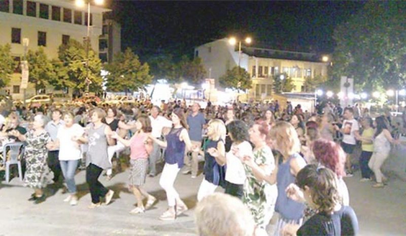 Λαϊκό γλέντι στην πλατεία έκανε  το Εργατικό Κέντρο Ιωαννίνων