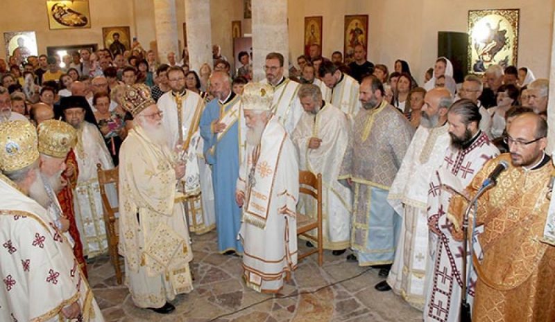 Πλήθος προσκυνητών στον τάφο του πατρο-Κοσμά στο Κολικόντασι