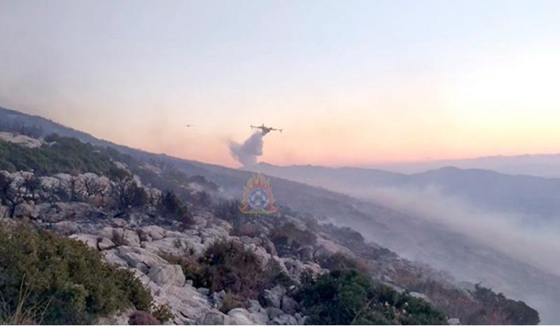 Οι φλόγες καίνε δύσβατο δάσος στον Κακόλακκο
