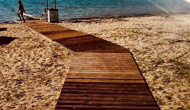 Μία ράμπα για ΑμεΑ και  σε παραλία των Συβότων 