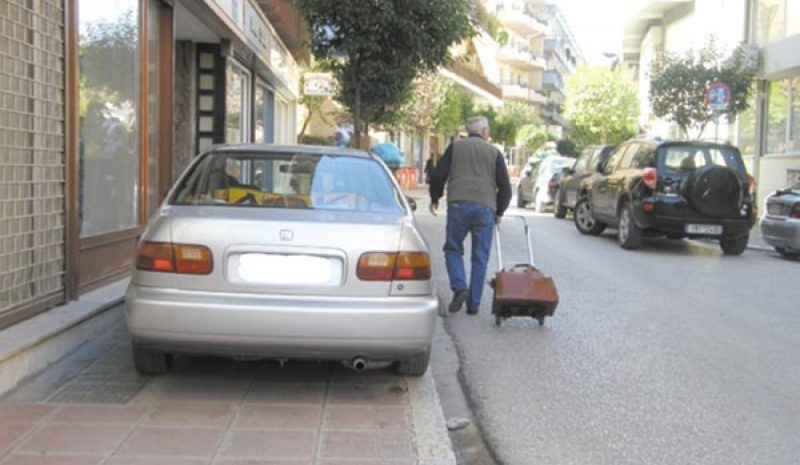 Πλατείες, πεζόδρομοι, ράμπες, θέσεις ΑμεΑ υπό… κατάληψη!
