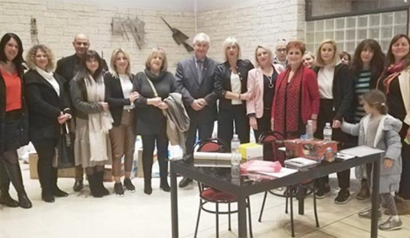 «Ποιά Ελένη;»: Μια θεατρική παράσταση για ενίσχυση του κοινωνικού παντοπωλείου