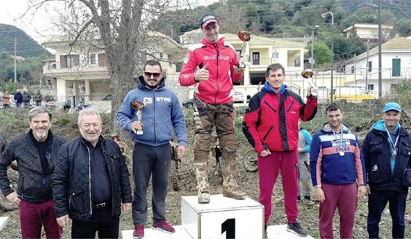 Εντυπωσιακό θέαμα σε αγώνα μοτοσυκλετιστών 