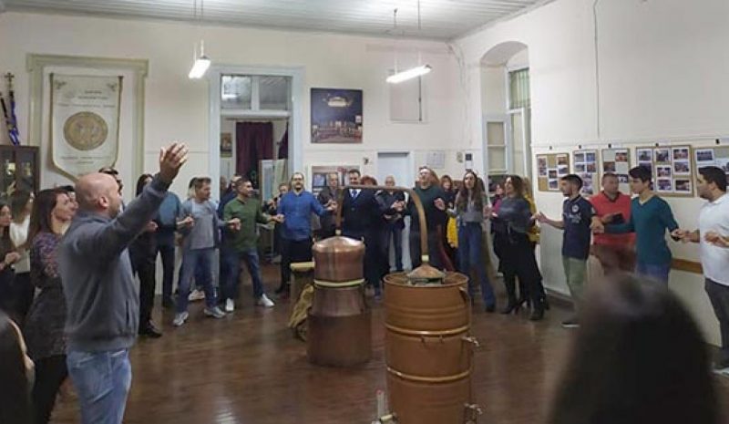 Γιορτή απόσταξης τσίπουρου από  το Τμήμα Παραδοσιακών Χορών