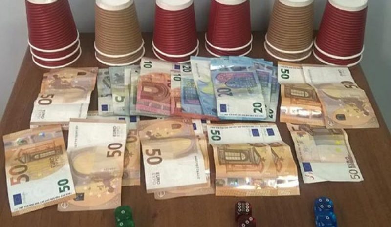 Έπαιζαν ζάρια σε καφενείο  σε χωριό του Νομού Άρτας
