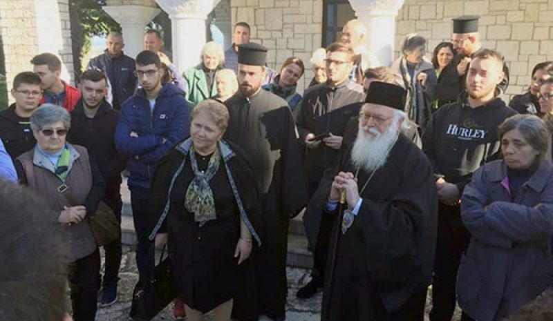 Με άστεγους από το σεισμό συνέφαγε  χθες ο Αρχιεπίσκοπος Αναστάσιος