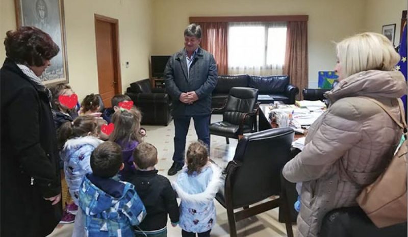 Μαθητές έψαλαν τα κάλαντα  στον Δήμαρχο Πωγωνίου 