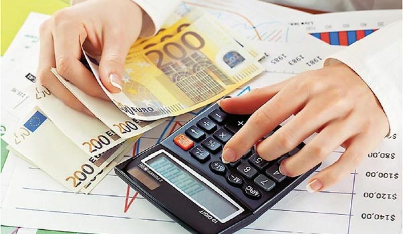 Μειώνεται η παρακράτηση φόρου σε  εργαζόμενους και συνταξιούχους 