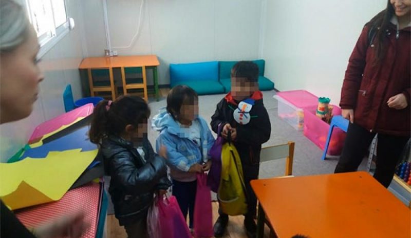 Σχολικά είδη παρέδωσαν  φοιτητές σε προσφυγόπουλα 