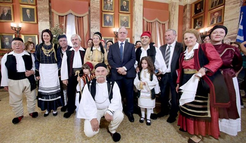 Με Ηπειρωτικές μελωδίες και κάλαντα «πλημμύρισε» χθες η Βουλή των Ελλήνων