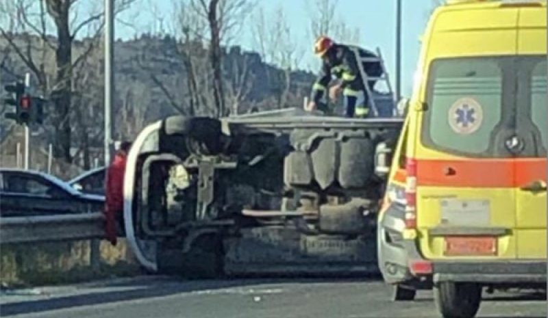 Ασθενοφόρο συγκρούστηκε  με Ι.Χ. και ντελαπάρισε 