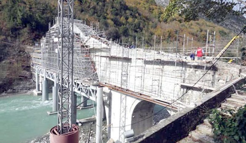 Αγιασμός των υδάτων στο γεφύρι της Πλάκας