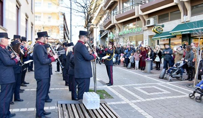 Με κάλαντα, κλαρίνα, χορούς και  σουβλάκια το «αντίο» στο 2019!