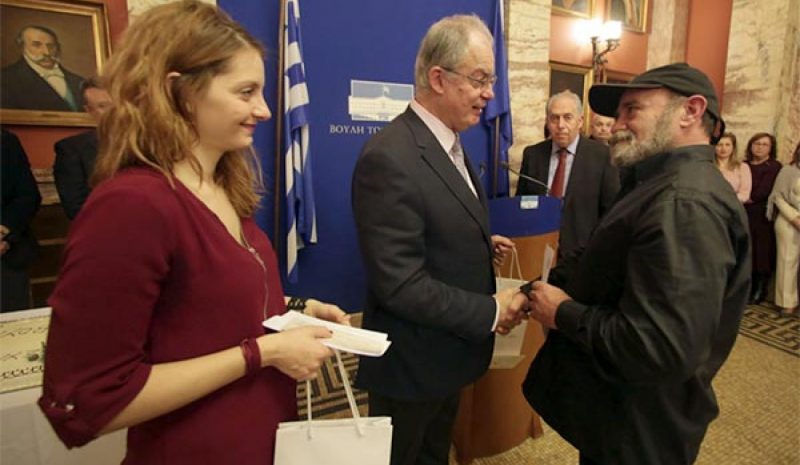 «Κοινωνική κουζίνα» και «Πλυντήριο του δρόμου»  βραβεύτηκαν στη Βουλή για την προσφορά τους 