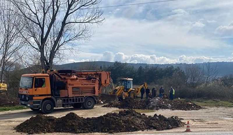 Σπασμένος αγωγός ομβρίων  πλημμύριζε την Εθνική Οδό