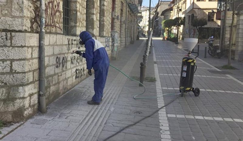 Καθαρίζουν γκράφιτι  από το Καπλάνειο