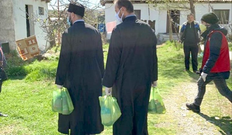 Τρόφιμα σε φτωχές οικογένειες  από την Εκκλησία της Αλβανίας