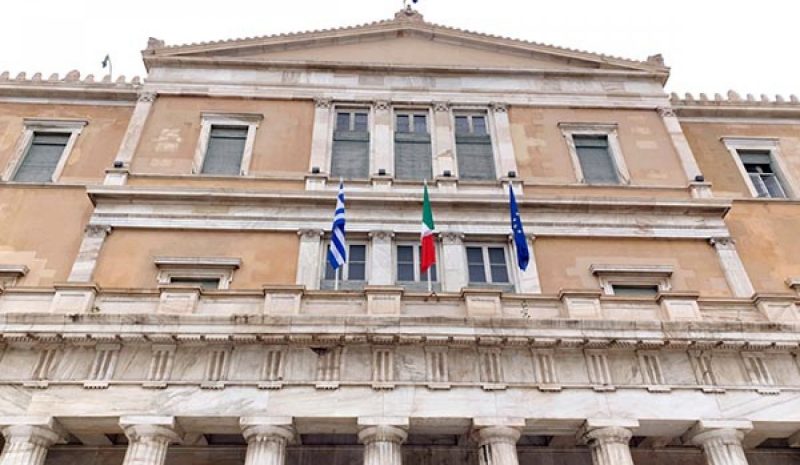 Η σημαία της Ιταλίας υψώθηκε συμβολικά στην Ελληνική Βουλή 