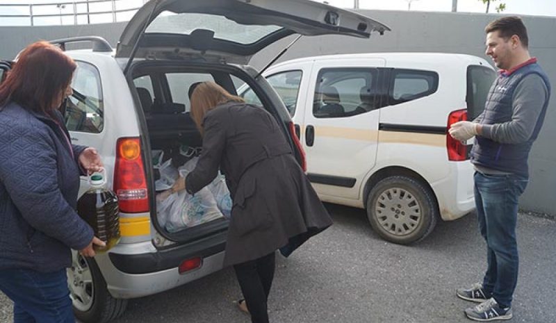 Διανομή πακέτων κατ’ οίκον  για τις γιορτές του Πάσχα 