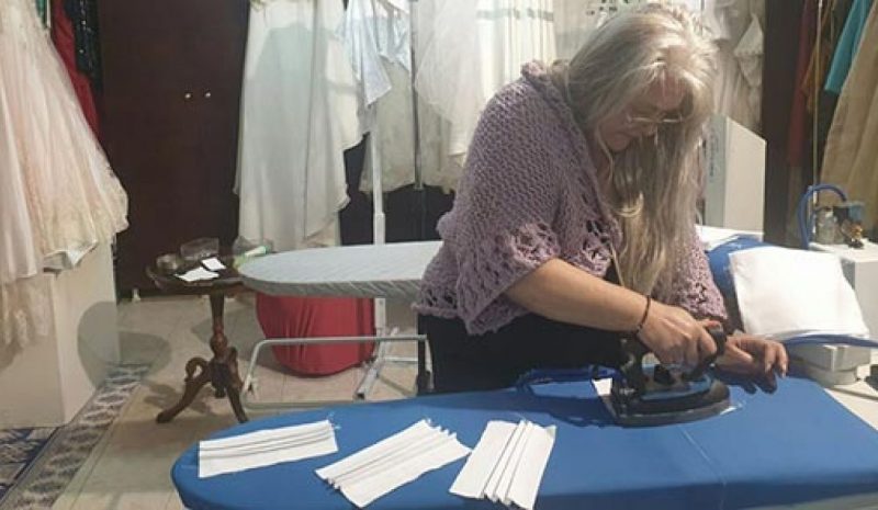 Ελόνα Αγκολί: Έφτιαξε 600 μάσκες  για το νοσοκομείο στα Γρεβενά!
