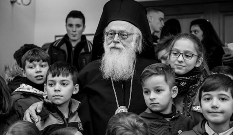 Η Εκκλησία της Αλβανίας διανέμει  καθημερινά γεύματα κατ’ οίκον