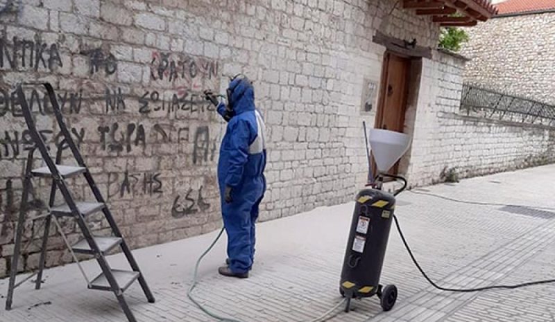 Στο στόχαστρο βανδάλων  ακόμη και εμβληματικά κτίρια