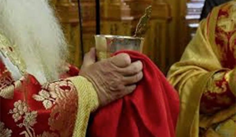 Αποφυγή της Θείας Κοινωνίας μέχρι να βρεθεί το εμβόλιο συστήνει ο Ηλ. Μόσιαλος
