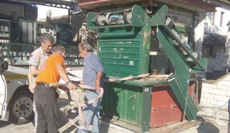Απομάκρυναν κλειστό περίπτερο στο Νησί 
