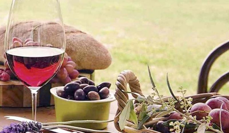 Η κλιματική αλλαγή απειλεί την ελιά και το κρασί