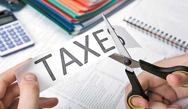 Λιγότεροι φόροι και εισφορές για τις επιχειρήσεις που δεινοπαθούν