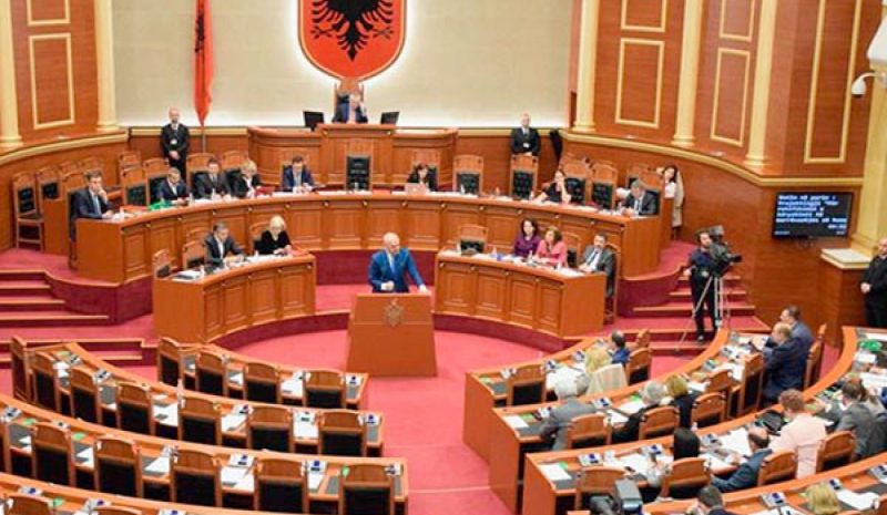 Σε δύο «βάρκες» η Αλβανία για  συμφωνία με Ελλάδα για την ΑΟΖ