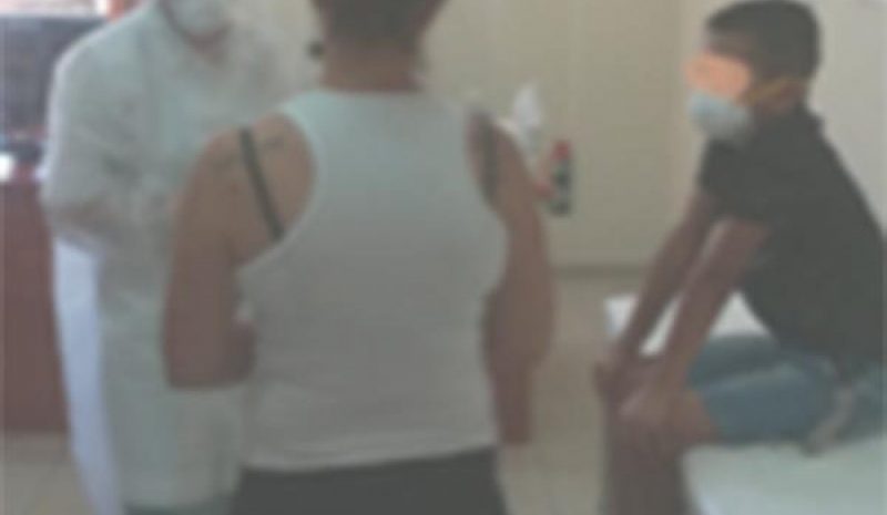 Παιδιατρική εξέταση και  εμβολιασμός παιδιών Ρομά