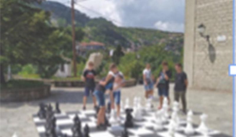 Ένα υπαίθριο σκάκι στην  πλατεία Πραμάντων 