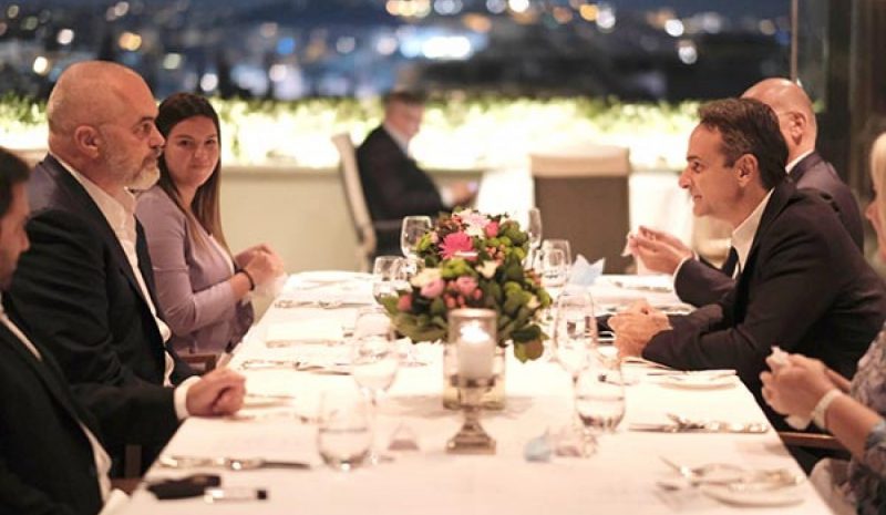 Προκλητικά διπρόσωπος ο Ε. Ράμα υμνεί Τ. Ερντογάν 
