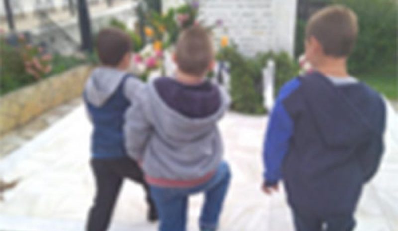 Ένα μπουκέτο λουλούδια στο Μνημείο Πεσόντων